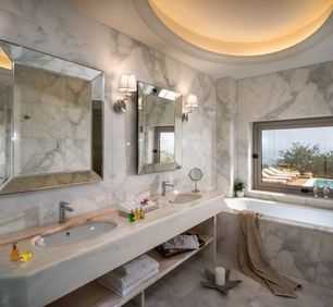 Luxury Pool Suite Bathroom