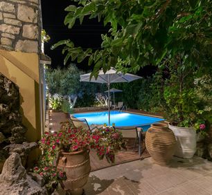 Amazing villas in Crete - Villa Myrrini - Swimming pool at night