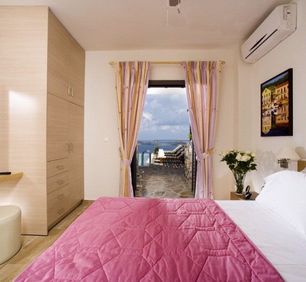 First floor bedroom, queen size bed, direct access to the pool