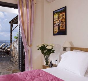 Bedroom with direct access to the pool