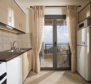 Sunlit kitchen (fully equipped)